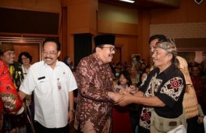 Penghargaan Seniman Jatim, Berlangsung Terus Pakde Karwo bersalaman dengan para seniman yang