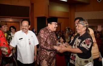 Penghargaan Seniman Jatim, Berlangsung Terus Pakde Karwo bersalaman dengan para seniman yang