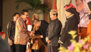 Gubernur Jatim Soekarwo memberikan penghargaan kepada sejumlah seniman dan budayawan. (Foto: iNews.id/Ihya Ulumuddin)