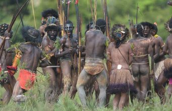 Info-budaya-suku-korowai-di-papua