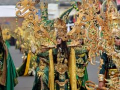 Peserta mengenakan kostum Sriwijaya saat tampil di Jember Fashion Carnaval (JFC) ke-16 di Jember, Jawa Timur, 13 Agustus 2017. JFC ke-16 bertema Victory atau Kemenangan menampilkan delapan defile yang kostumnya pernah memenangkan kostum terbaik di sejumlah kontes dunia, seperti kostum Borobudur, Bali, dan Borneo. ANTARA FOTO