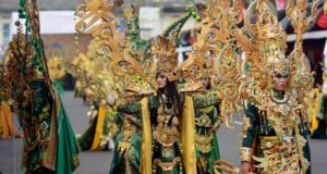 Peserta mengenakan kostum Sriwijaya saat tampil di Jember Fashion Carnaval (JFC) ke-16 di Jember, Jawa Timur, 13 Agustus 2017. JFC ke-16 bertema Victory atau Kemenangan menampilkan delapan defile yang kostumnya pernah memenangkan kostum terbaik di sejumlah kontes dunia, seperti kostum Borobudur, Bali, dan Borneo. ANTARA FOTO