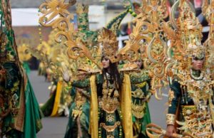 Peserta mengenakan kostum Sriwijaya saat tampil di Jember Fashion Carnaval (JFC) ke-16 di Jember, Jawa Timur, 13 Agustus 2017. JFC ke-16 bertema Victory atau Kemenangan menampilkan delapan defile yang kostumnya pernah memenangkan kostum terbaik di sejumlah kontes dunia, seperti kostum Borobudur, Bali, dan Borneo. ANTARA FOTO