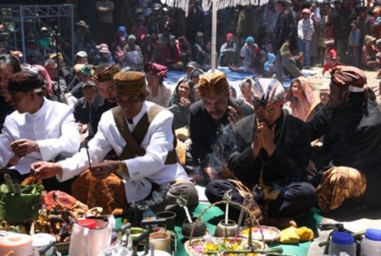 Keseimbangan Alam dan Acara Ngarak Kucing-Info Budaya