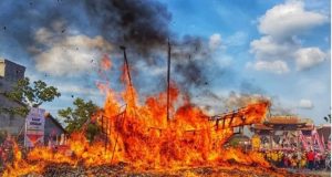 Info Budaya festival bakar tongkang (Image : travelingyuk com)