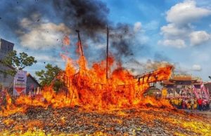Kapal Dibakar Jadi Event Wisata, Kok Bisa Info Budaya festival bakar tongkang (Image : travelingyuk com)
