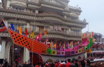 Info Budaya festival bakar tongkang"Kapal Yang Akan Dibakar" (Image : travelingyuk com)