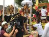 Sutradara Livi Zheng saat syuting film "Bali: Beats of Paradise" di Indonesia (Dok: Livi Zheng) (Image voaindonesia com)