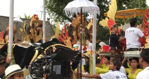 Sutradara Livi Zheng saat syuting film "Bali: Beats of Paradise" di Indonesia (Dok: Livi Zheng) (Image voaindonesia com)