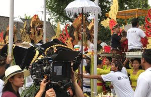 Sutradara Hollywood Angkat Kesenian dan Kebudayaan Indonesia Ke Dunia Sutradara Livi Zheng saat syuting film "Bali: Beats of Paradise" di Indonesia (Dok: Livi Zheng) (Image voaindonesia com)
