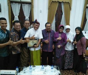 Pengurus Perkumpulan Kesenian Ludruk Irama Budaya Sinar Nusantara Foto Bersama Pak De dan Bude Karwo