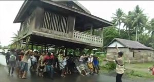 info budaya indonesia pergeseran budaya : Tradisi memindahkan rumah dengan diangkat (image okezone com)