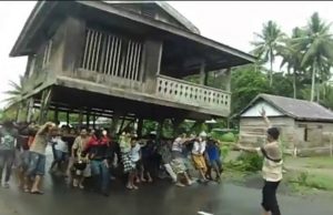 info budaya indonesia pergeseran budaya : Tradisi memindahkan rumah dengan diangkat (image okezone com)