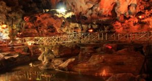 wisata jawa timur Goa Akbar (Image : tokotuban com)