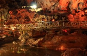 Wisata Jawa Timur, No 6 yang menegangkan wisata jawa timur Goa Akbar (Image : tokotuban com)