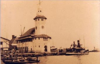 Wisata Sejarah Info Budaya Mercusuar di Pelabuhan Tanjung Perak Surabaya (Image : cakmaryanto wordpress com)