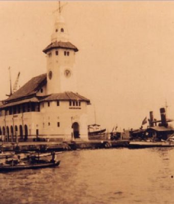 Wisata Sejarah Info Budaya Mercusuar di Pelabuhan Tanjung Perak Surabaya (Image : cakmaryanto wordpress com)