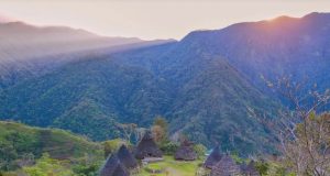 Wisata indonesia wae rebo rumah adat mbaru niang (image : Capture Youtube)