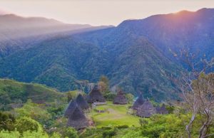 Wisata indonesia wae rebo rumah adat mbaru niang (image : Capture Youtube)