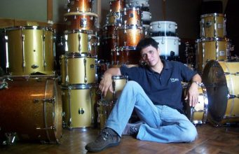 Gilang Ramadhan adalah seorang drummer besar Indonesia