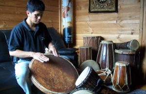 Gilang Ramadhan adalah seorang drummer besar Indonesia