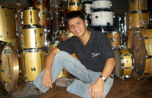 Gilang Ramadhan adalah seorang drummer besar Indonesia