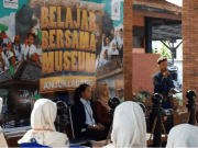 Para pelajar dipandu langsung oleh mahasiswa Sejarah dan Peradaban Islam dari Universitas Islam Negeri Kiai Haji Achmad Siddiq Jember.