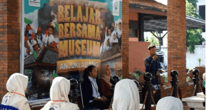 Para pelajar dipandu langsung oleh mahasiswa Sejarah dan Peradaban Islam dari Universitas Islam Negeri Kiai Haji Achmad Siddiq Jember.