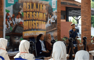 Para pelajar dipandu langsung oleh mahasiswa Sejarah dan Peradaban Islam dari Universitas Islam Negeri Kiai Haji Achmad Siddiq Jember.