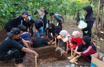 Praktik Ekskavasi Penyelamatan Jadi Puncak Antusiasme Peserta Bimtek Arkeologi Lereng Selatan Gunung Hyang di Desa Badean