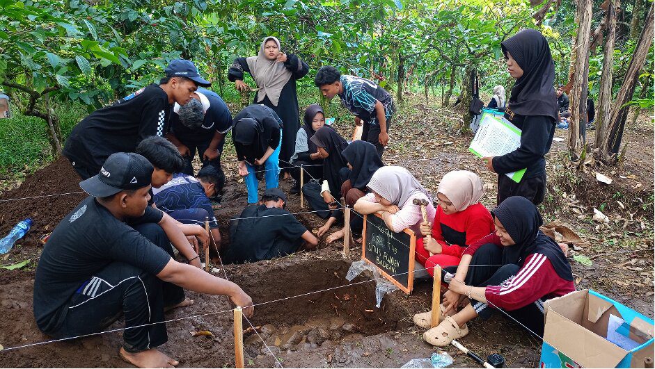 Praktik Ekskavasi Penyelamatan Jadi Puncak Antusiasme Peserta Bimtek Arkeologi Lereng Selatan Gunung Hyang di Desa Badean