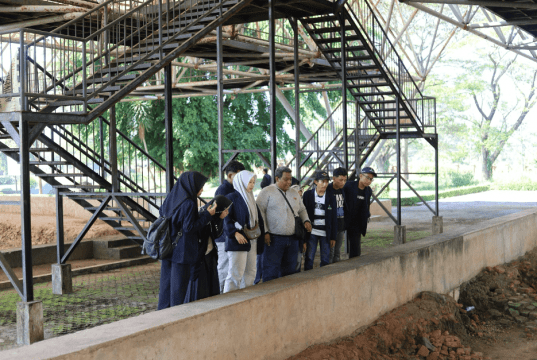 Salah satu situs utama yang menjadi objek kajian adalah Candi Tikus, sebuah bangunan petirtaan yang menjadi salah satu ikon arkeologi Trowulan.