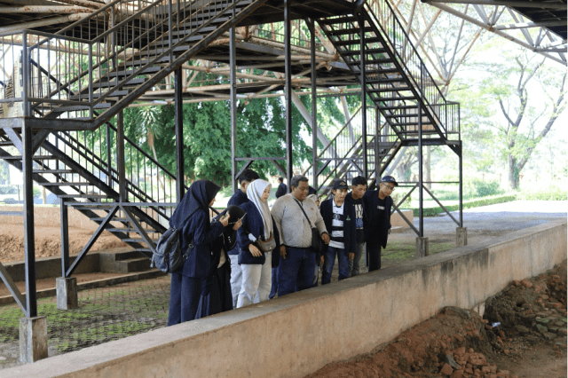Peradapanmajapahit Salah satu situs utama yang menjadi objek kajian adalah Candi Tikus, sebuah bangunan petirtaan yang menjadi salah satu ikon arkeologi Trowulan.